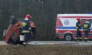 Dachowanie audi. Stan dwóch mężczyzn jest ciężki