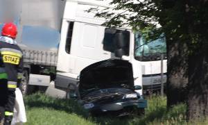 Wypadek na DK17: osobówka zderzyła się z ciężarówką