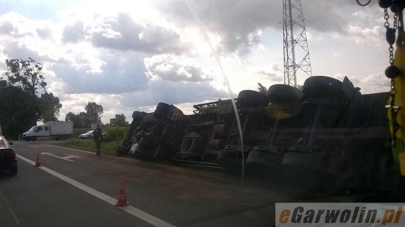 DK17: Tir wylądował na boku w rowie 