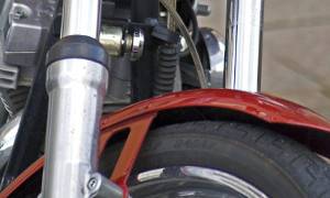 Z rzeki wystawały fragmenty motocykla. Strażacy przeszukali teren