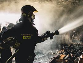 Gasili pożar budynku. Ćwiczenia OSP Garwolin z żywym ogniem