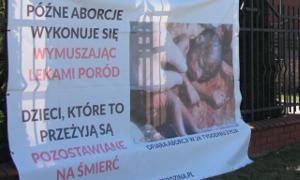 Garwolin: Komenda Policji prosi o usunięcie antyaborcyjnych plakatów