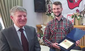 Uratował życie 14-latce. Maciej Sobiech doceniony przez władze Garwolina (video)   