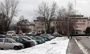 Czy szpital powinien zarabiać pieniądze na parkingu?