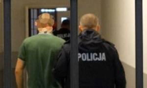 Policjanci zatrzymali seryjnego włamywacza. Wpadł, gdy uciekał z włamania