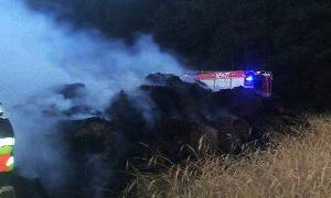 11 zastępów straży gasiło pożar 300 bel słomy
