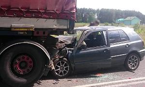 DK 76: Volkswagen wjechał w tył naczepy tira