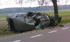 Śmiertelny wypadek na DK 17. Kierowca volkswagena uderzył w drzewo