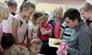 Garwolin: Znani i lubiani czytali dzieciom w „Piątce”