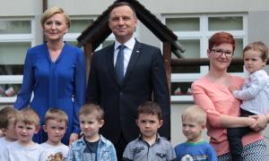 Andrzej i Agata Duda w Michałówce: Cała Polska czyta dzieciom. Prezydencka para też!