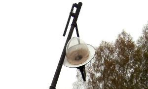 Zniszczyli lampy, połamali barierkę. „To szczyt głupoty!”