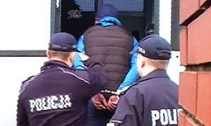 Przystawił nóż do brzucha i zażądał pieniędzy. Podczas zatrzymania był agresywny