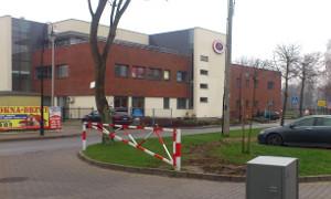 Szlabany na parkingach przed „Garwolanką”! Koniec darmowego parkowania!
