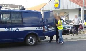 Wyrywali ławki i niszczyli nagrobki na cmentarzu, buszowali w meblowym