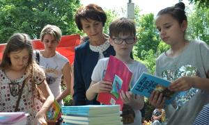 Członkowie SLD rozdawali w Garwolinie książki dla dzieci