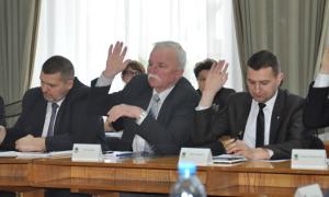 O zarobkach nauczycieli i bezpieczeństwie w powiecie