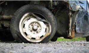 Volkswagen uderzył w scanię, scania w drzewo