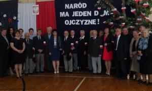Sztandar szkoły w Parysowie z medalem