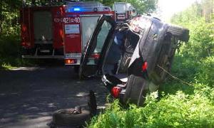Wypadek w Starej Hucie: peugeot wypadł z jezdni