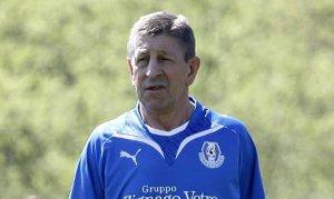 67-letni Bogdan Głąbicki strzela w oficjalnych rozgrywkach