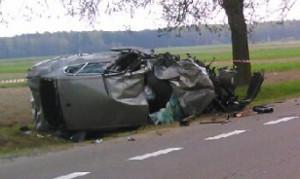 Wypadek na DK nr 17: są ranni, kierująca oplem nie żyje