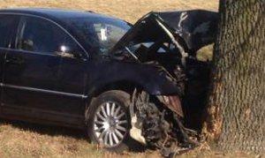 Gm. Trojanów: Zjechał z drogi i uderzył w drzewo