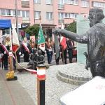Pomnik poświęcony, wstęga przecięta, lekcja odrobiona