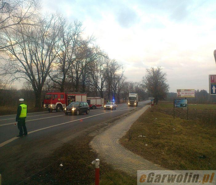 Ciężarówka uderzyła w drzewo. Kierowca wyszedł bez szwanku