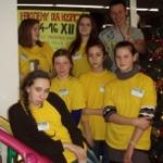 Wolontariusze pakują dla hospicjów