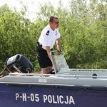 Policjanci patrolują Wisłę