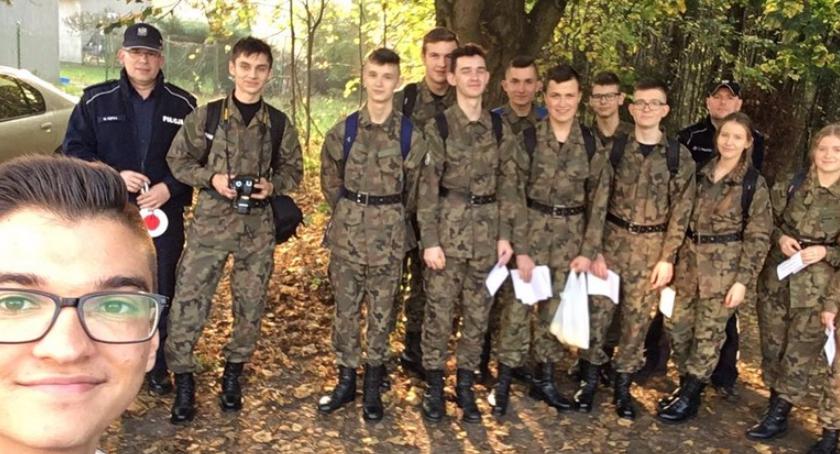 Jabłko w nagrodę, cytryna za karę – akcja policjantów i młodzieży z Łaskarzewa