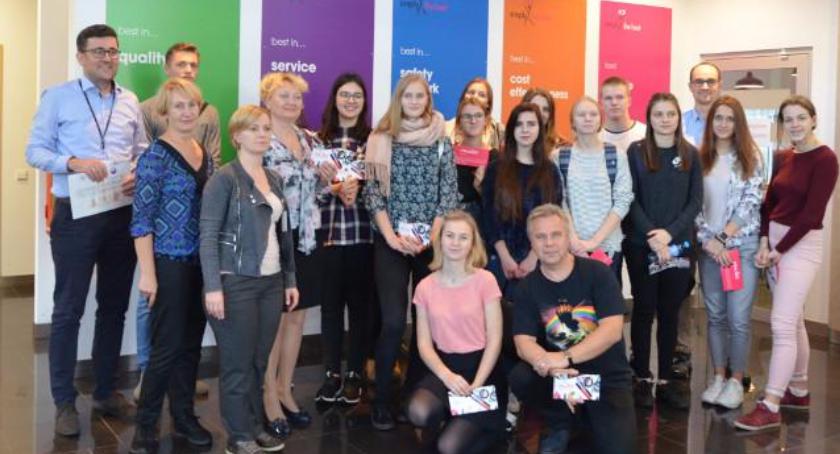 Licealiści odwiedzili fabrykę AVON Operations Polska