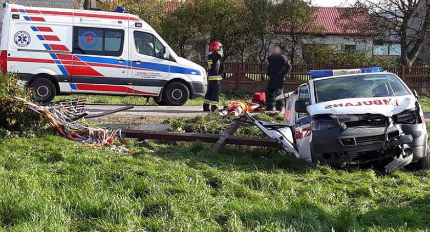 Wypadek w gm. Górzno: Karetka zderzyła się z peugeotem. 5 osób rannych