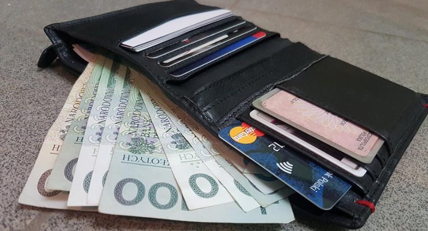 Oddała znalezione dokumenty, karty i dużo gotówki. Nie chciała nic w zamian