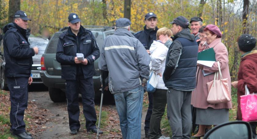 Trąbki – Wyburzą garaże i wybudują supermarket? Mieszkańcy protestują