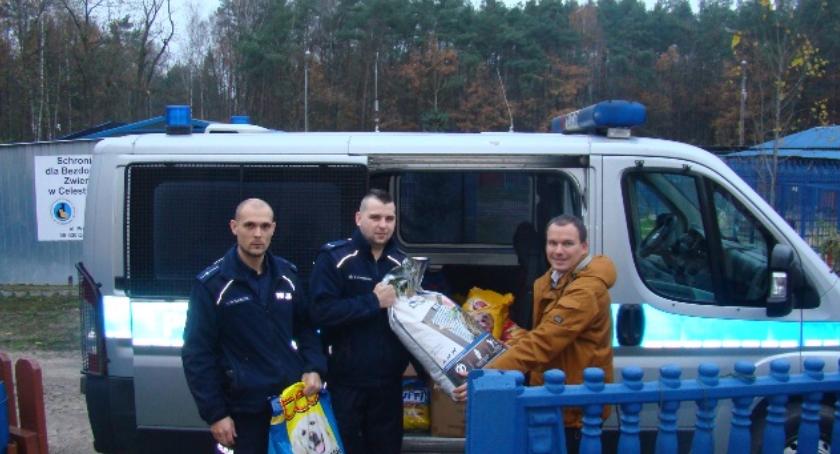 Policjanci z darami odwiedzili bezdomne zwierzęta w Celestynowie