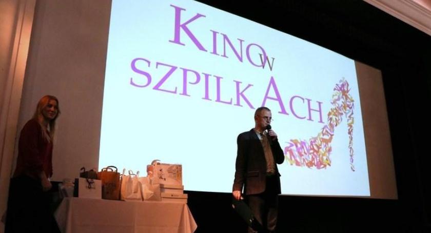 Babski wieczór w kinie z upominkami – Fenomen „Kina w szpilkach”