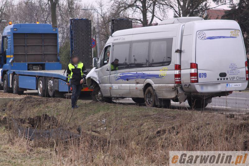 Kolizja w Sulbinach: mercedes zjechał do rowu