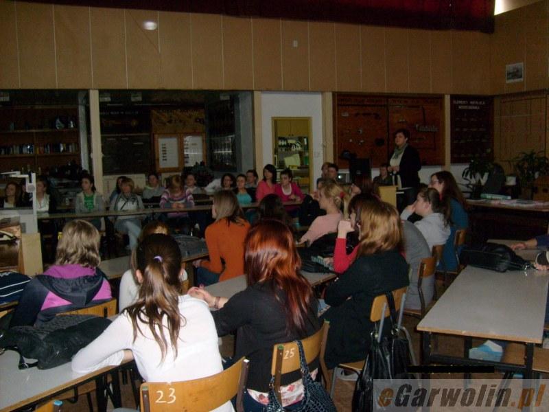 Uczyły się, jak badać piersi