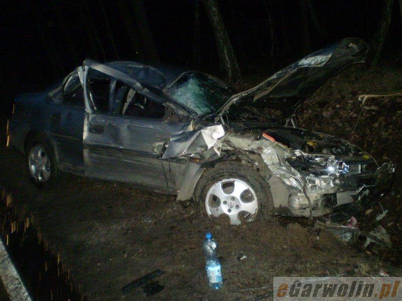 Wypadek w Chrominie: ranny 39-letni kierowca opla