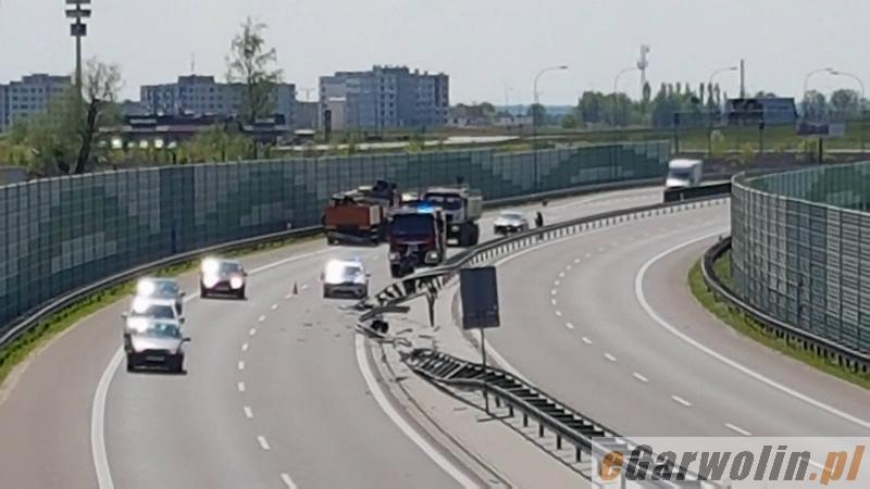 Kierowcy pękła opona. Ciężarówka przebiła się przez barierki