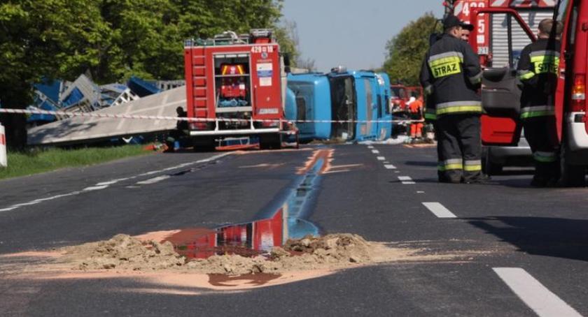 Wypadek na DK17 – zderzenie osobówki z ciężarówką – 2 osoby ranne