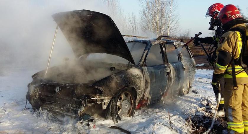 Pożar samochodu w Garwolinie - opel w płomieniach