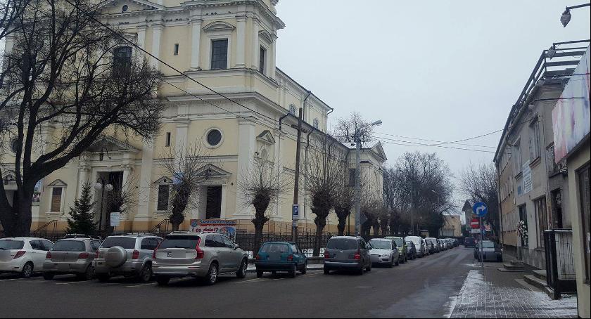 Garwolin – Problem z parkowaniem przy kościele! Płatny parking, zakaz czy słupki?