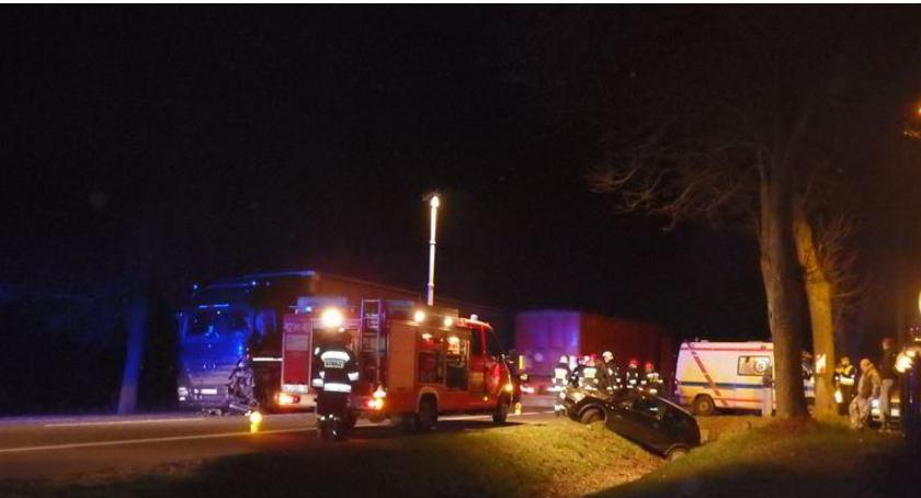 Wypadek na DK 17 – Czołowe zderzenie skody z ciężarówką – 3 osoby w szpitalu