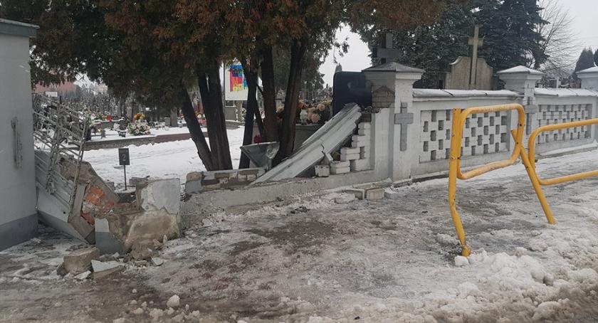Garwolin - Wjechał w ogrodzenie cmentarza i uciekł