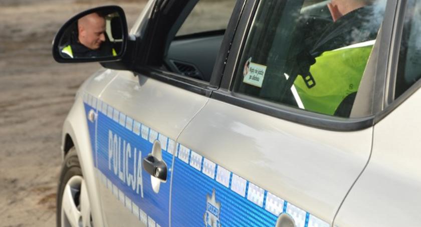 Policjanci przyglądają się kierowcom i pieszym – działania NURD w powiecie