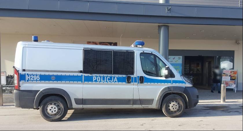 Skoro policjanci wlepiają mandaty, to sami powinni przestrzegać prawa