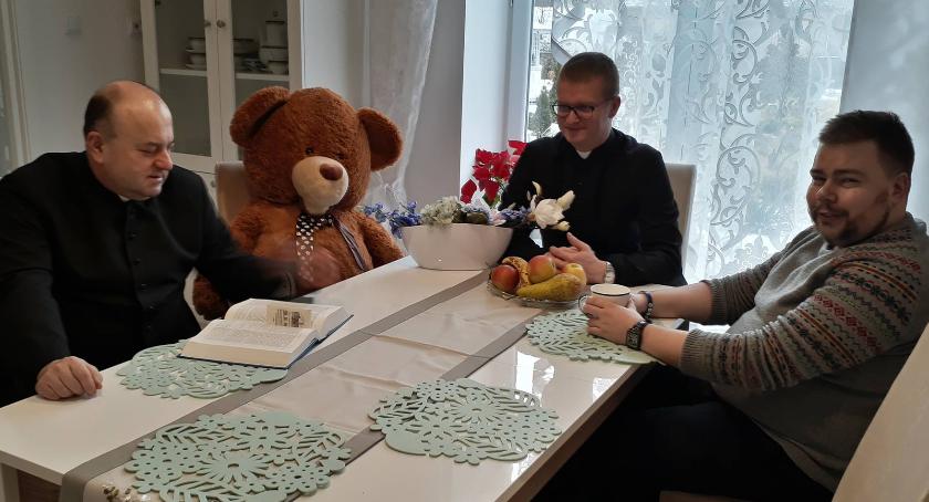 Miś Tobiasz wędruje po parafii Górzno – wyjątkowa akcja duszpasterska