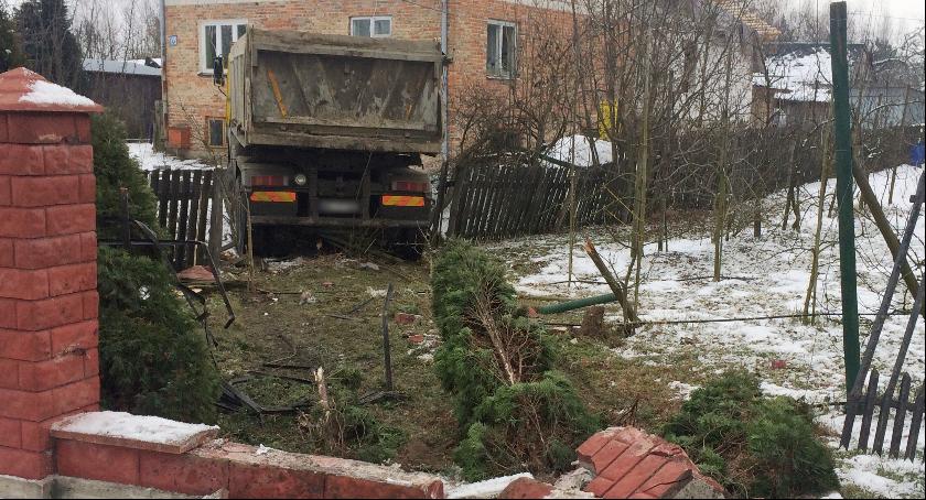 Ciężarówka staranowała dwa ogrodzenia – Kierowca był pijany